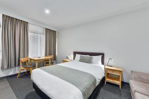 une chambre d'hôtel avec un lit et un canapé dans l'établissement Robe Central Motel, à Robe