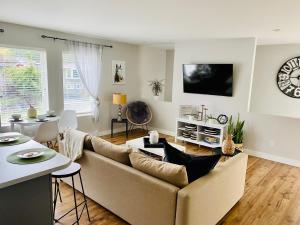 uma sala de estar com um sofá e uma mesa em Cozy suite close to Nature and the City em Maple Ridge
