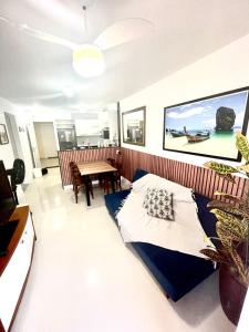 a living room with a bed and a table at Arraial do Cabo - Condomínio com cara de Resort in Arraial do Cabo