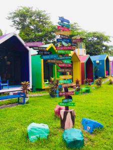 un letrero de la calle frente a un edificio colorido en Lanzones Cabana en Mambajao