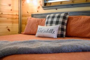 Una cama con una almohada que dice que está disponible en Convenient Romantic Hot Tub BBQ 3-night special! en Broken Bow