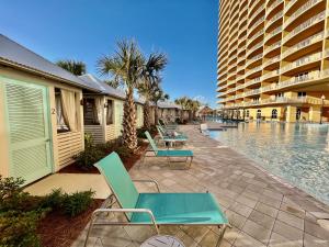 สระว่ายน้ำที่อยู่ใกล้ ๆ หรือใน Brand New Calypso Resort Tower 3! Sleeps 9! Free Beach Chair Service! by Dolce Vita Getaways PCB