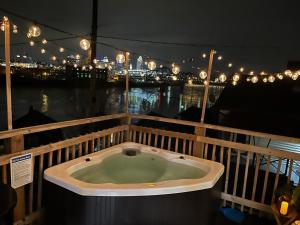 Photo de la galerie de l'établissement Cozy Riverfront Bungalow with Stunning Views, à Covington