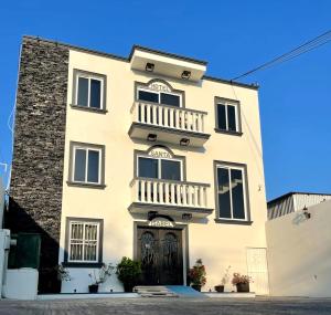 een wit gebouw met een balkon erboven bij Hotel Santa Isabel in Ciudad del Carmen