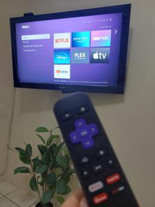 TV a/nebo společenská místnost v ubytování Habitación Privada No 1 Residencial Villa de las Hadas Zona Sur