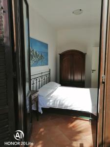 a bedroom with a bed with a wooden headboard at casetta in centro paese a 2 passi dalla piazza Matrice in Favignana