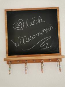 een schoolbord met de woorden 'dove schikking' erop geschreven bij Pension die kleine Träumerei in Griesheim