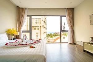 Postel nebo postele na pokoji v ubytování The Shann Hotel Danang