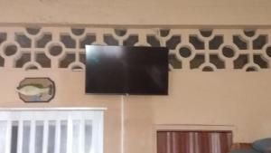 uma televisão de ecrã plano pendurada numa parede em Suite frente a la playa em Playas