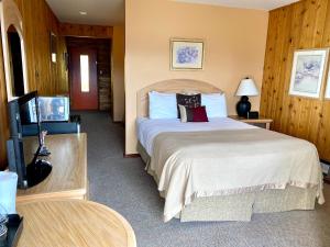 En eller flere senge i et værelse på Rocky Mountain Springs Lodge