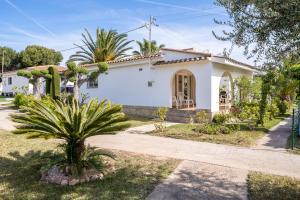 A garden outside Paraiso en Cambrils Colibri Resort