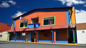 un bâtiment coloré au coin d'une rue dans l'établissement Kali Huasteca Posada, à Ciudad Valles