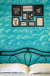 Casa De Mor Villa with Pool في أنجونا: غرفة نوم بجدار أزرق مع لوحة جدارية موجية