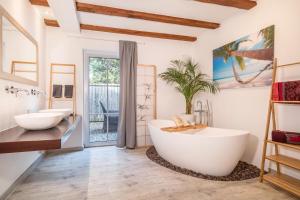 a bathroom with two sinks and a tub at Ferienwohnung Relax in Sigmarszell