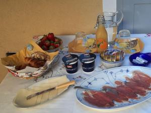 een tafel met borden en een fruitschaal bij Green Tricolore in Milaan