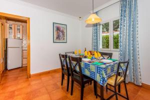 a kitchen and dining room with a table and chairs at Villas Serena in Cala Blanca