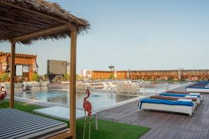 Majoituspaikassa Avani Ibn Battuta Dubai Hotel tai sen lähellä sijaitseva uima-allas