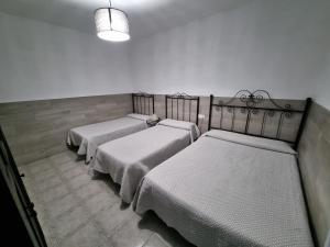 Posteľ alebo postele v izbe v ubytovaní Pensión Javier