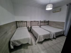 Posteľ alebo postele v izbe v ubytovaní Pensión Javier
