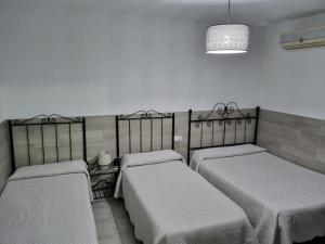 Posteľ alebo postele v izbe v ubytovaní Pensión Javier