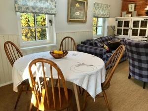 ein Wohnzimmer mit einem Tisch, auf dem eine Obstschale steht in der Unterkunft Sea Breeze Cottage in Eisma + 26 Fotos