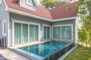 una piscina nel cortile di una casa di Peggy's Cove Resort a Chao Lao Beach
