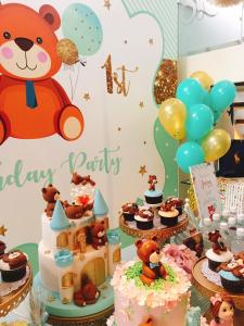 eine Teddybär-Geburtstagsparty mit Kuchen und Cupcakes in der Unterkunft 巴黎Villa C館 in Luodong