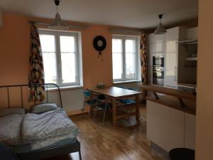 sypialnia z łóżkiem i stołem oraz kuchnia w obiekcie Ubytování Husova 842 w mieście Turnov