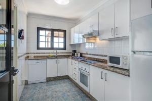 Kuchyňa alebo kuchynka v ubytovaní Villa Princesa Faina