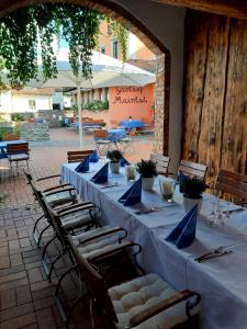 une grande table avec des serviettes et des chaises bleues dans l'établissement Gasthof-Hotel Maintal, à Bad Staffelstein