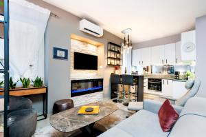 ein Wohnzimmer mit Sofa und Tisch in der Unterkunft BELLA CAMPAGNA - Luxury Two Bedroom Apartment in Rovinj