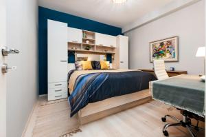 ein Schlafzimmer mit einem Bett und einer blauen Akzentwand in der Unterkunft BELLA CAMPAGNA - Luxury Two Bedroom Apartment in Rovinj