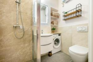 ein Badezimmer mit Toilette, Waschbecken und Waschmaschine in der Unterkunft BELLA CAMPAGNA - Luxury Two Bedroom Apartment in Rovinj + 35 Fotos