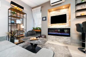 ein Wohnzimmer mit Sofa und Tisch in der Unterkunft BELLA CAMPAGNA - Luxury Two Bedroom Apartment in Rovinj