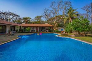 Πισίνα στο ή κοντά στο StayVista at Birdsong with Pvt Pool, Lawn & Gazebo