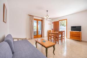 Μια τηλεόραση ή/και κέντρο ψυχαγωγίας στο Apartamentos Karin 1ºC