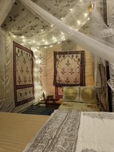 Un dormitorio con una cama con luces. en Jaseelo Camps, en Chamba