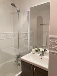 a white bathroom with a sink and a shower at Amplio y Elegante en Las Arenas in Getxo