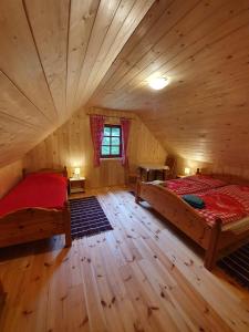 Habitación con 2 camas en una cabaña de madera en Almhütte Prem2, en Ramingstein