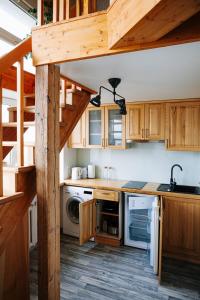 Kuchyň nebo kuchyňský kout v ubytování Artists Residence Liepāja