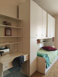 - une chambre avec un bureau et un lit dans l'établissement Appartamento ultra comodo -Torino, à Turin