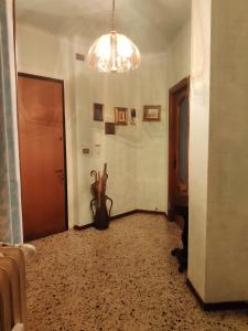 un couloir avec un vase au milieu d'une pièce dans l'établissement Appartamento ultra comodo -Torino, à Turin