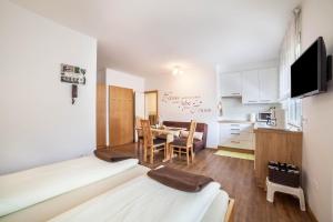Kuchyňa alebo kuchynka v ubytovaní Schnitzer Ferienwohnung Holunder