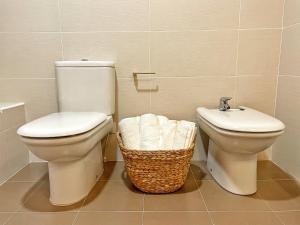 bagno con servizi igienici e lavandino di Apartamento Valle de Alba a Benasque
