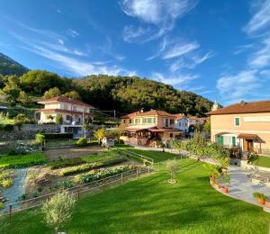 a view of a yard with houses at Locanda Da Marco in Pignone