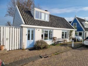 Zdjęcie z galerii obiektu Very nice cottage in Durgerdam, with private garden, free parking, pets allowed w Amsterdamie