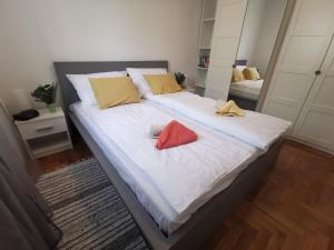 duże łóżko z 2 czerwonymi poduszkami w obiekcie Apartment Zoanda w mieście Premantura