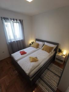 sypialnia z dużym łóżkiem i dwiema poduszkami w obiekcie Apartment Zoanda w mieście Premantura
