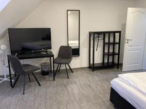 a bedroom with a desk and a bed and a mirror at Hotel zur Schlemmerscheune in Weilerbach