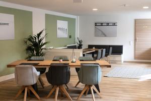 - une salle à manger avec une table et des chaises en bois dans l'établissement KRACHER Landhaus No. 2, à Illmitz